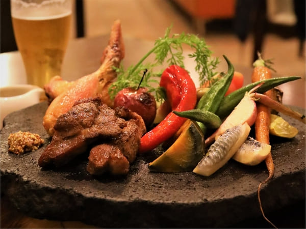 リラックスした雰囲気で豪勢な料理を