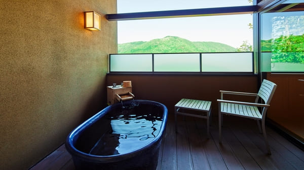 客室露天風呂｜湯気越しの静かな山景色