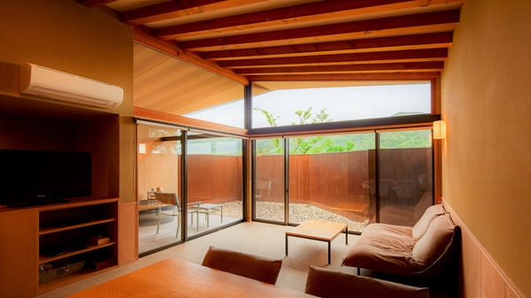 和モダン客室｜愛犬と並んでくつろぐ