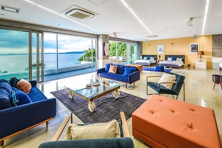 大きな窓から差し込む湘南の光に心がほどける