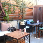 花に囲まれた店内