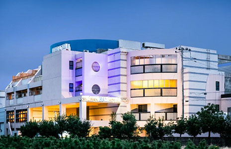 湘南エリアに溶け込むシンプルなホテル外観