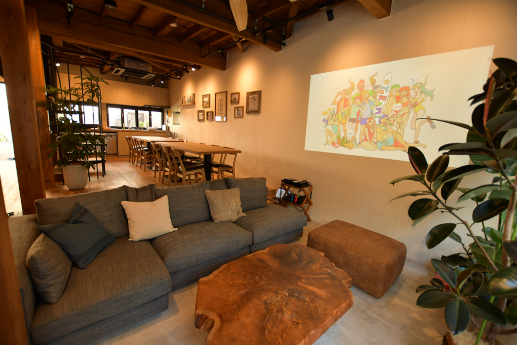 大きな窓から海を望むスタイリッシュな室内空間